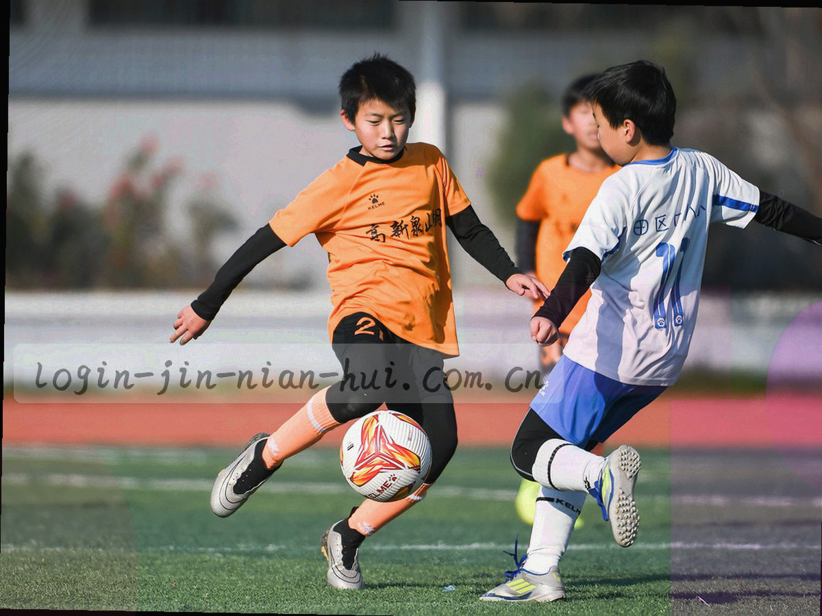 战术板线条、比分牌特写与记录笔的桌面俯拍